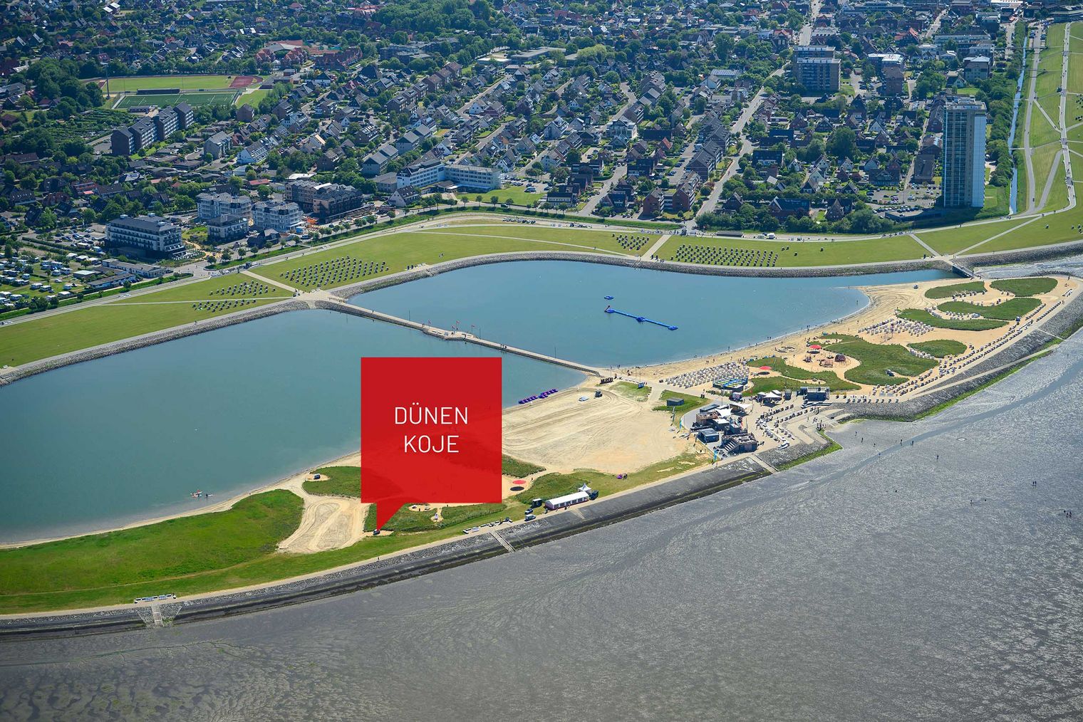 Ein Luftbild der Familienlagune in Büsum. Auf ihr sind die Schlafstrandkörbe auf der Watt'n Insel verortet.