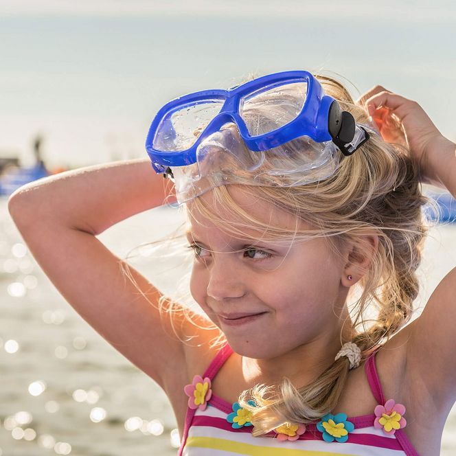 Ein Mädchen mit Taucherbrille auf der Watt'n Insel in Büsum.