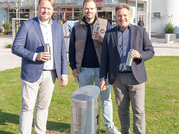 Einweihung des ersten öffentlichen Trinkwasserbrunnens in Büsum-Hochformat.
