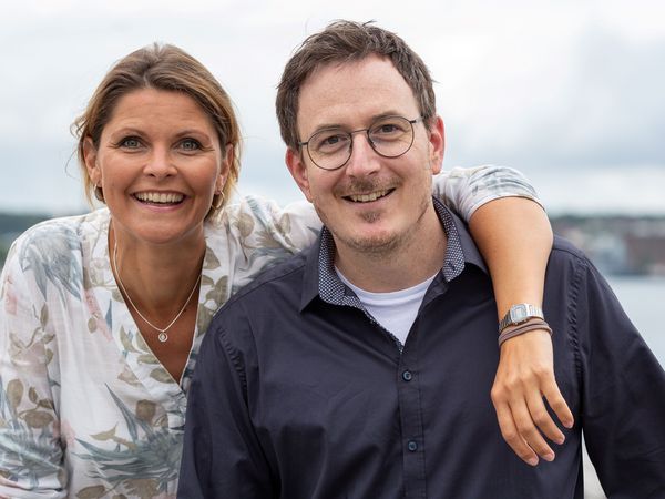 Die Moderation des Bühnenprogramms übernehmen NDR Fernsehen Moderatorin Kristin Recke und NDR 1 Welle Nord Morgenmoderator Horst Hoof.