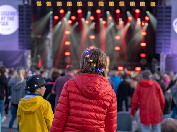 Personen feiern bei der Schlagerparty am Meer in Büsum.