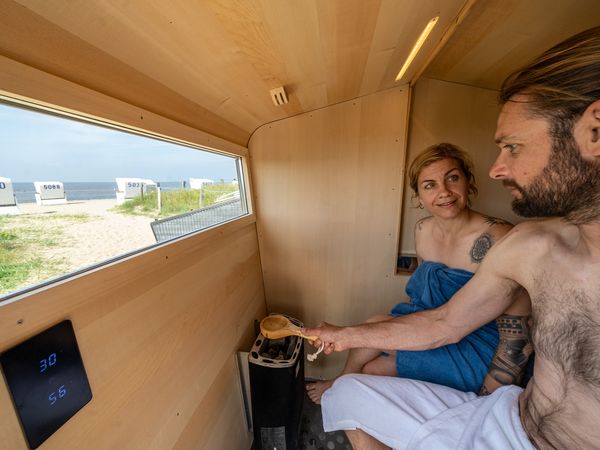 Paar sauniert in der Strandkorbsauna an der Nordsee in Büsum.