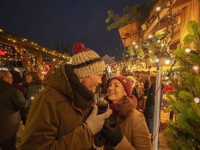 Büsum-Paar-Weihnachtsmarkt.jpg Der Büsumer Winterzauber lockt mit vielerlei Köstlichkeiten.