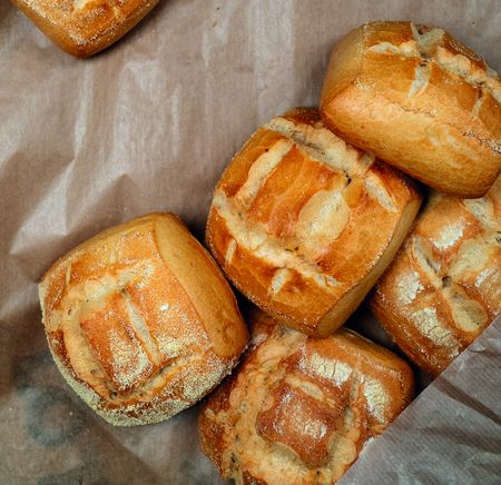 Brötchen in einem Brotkorb.