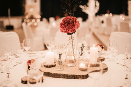 Ein festlich gedeckter Tisch.