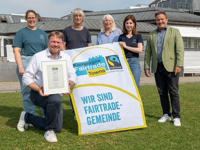 Die Fairtrade-Steuerungsgruppe Büsum freut sich über die erfolgreiche Rezertifizierung als Fairtrade-Gemeinde