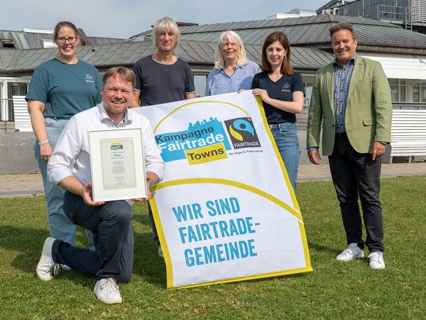 Die Fairtrade-Steuerungsgruppe Büsum freut sich über die erfolgreiche Rezertifizierung als Fairtrade-Gemeinde