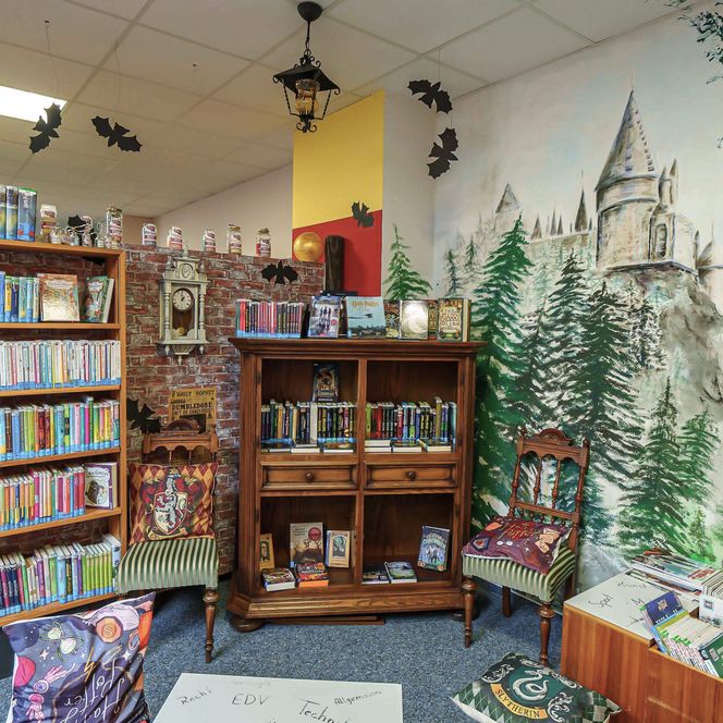 Bücherregale in der Bücherei in Büsum.