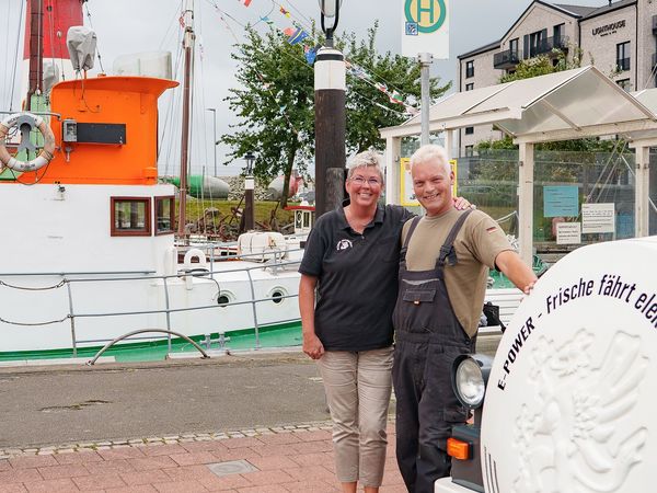 Geschäftsführer Jan Reimann und Birgit Iden freuen sich Gäste ab sofort mit der vollelektrischen Kleinbahn auf der Linie 2 zu befördern.