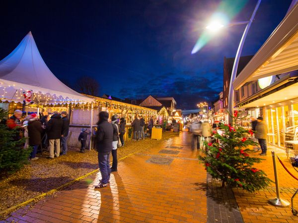 Der Büsumer Weihnachtsmarkt Winterzauber auf dem Rathausplatz.