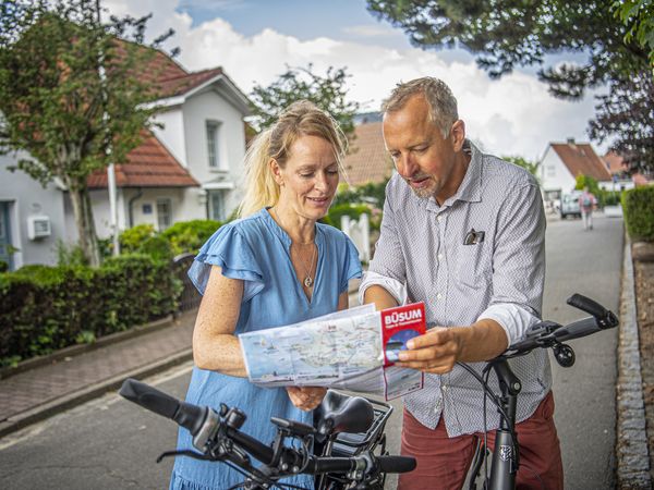 Eine schöne Fahrradtour durch Büsum entlang am Camaret-sur-mer-Platz. 