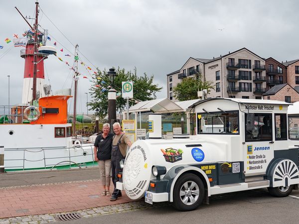 Geschäftsführer Jan Reimann und Birgit Iden freuen sich, Gäste ab sofort mit der vollelektrischen Kleinbahn auf der Linie 2 zu befördern.