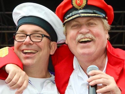 Klaus und Klaus singen bei der Schlagerparty in Büsum am 2. Juni 2023.