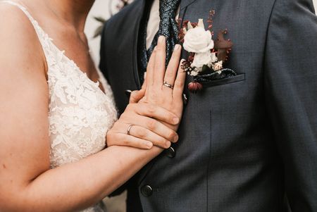 Ein Brautpaar mit Eheringen.