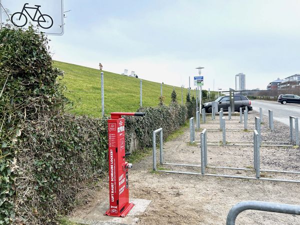 Ob Fahrrad, Laufrad, Kinderwagen oder Rollstuhl – In Büsum gibt es zwei neue Fahrradreparaturstation zum Boxenstopp.