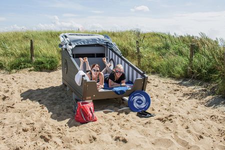 Zwei junge Frauen im Schlafstrandkorb in Büsum.