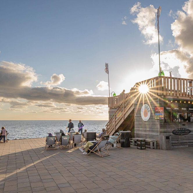 Sonnenuntergang an der 360 Grad Bar auf der Watt'n Insel in der Familienlagune.