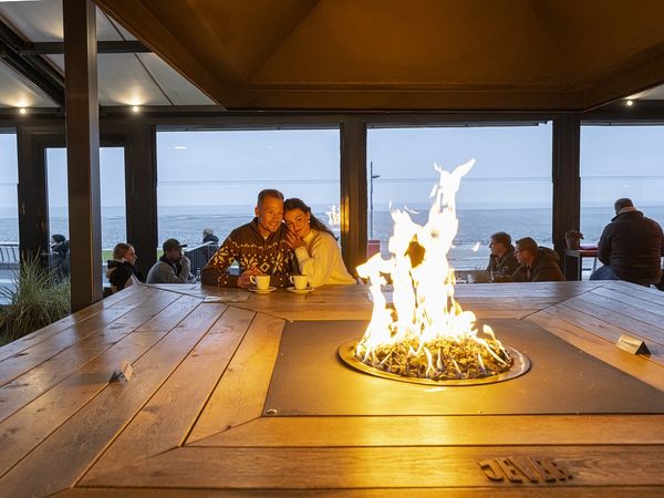 Besonders schön sitzt man im Wintergarten des Restaurants Landgang: vor Wind und Wetter durch Glasfronten geschützt, mit Feuerstellen einem heißen Tee dazu vielleicht.