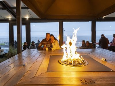 Besonders schön sitzt man im Wintergarten des Restaurants Landgang: vor Wind und Wetter durch Glasfronten geschützt, mit Feuerstellen einem heißen Tee dazu vielleicht.