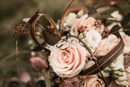 Ein Brautstraß mit Rosen und Eheringen.