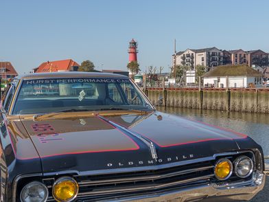 Oldtimer vor schönen Büsumer Hafenkulisse