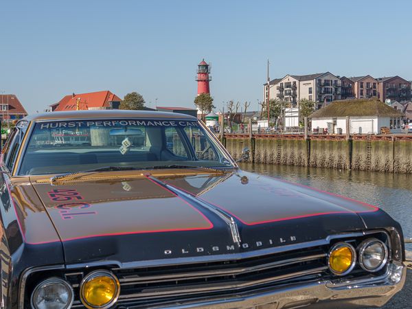 Oldtimer vor schönen Büsumer Hafenkulisse