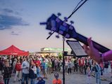 Eine Veranstaltung am Abend auf der Watttribuene am Büsumer Strand.
