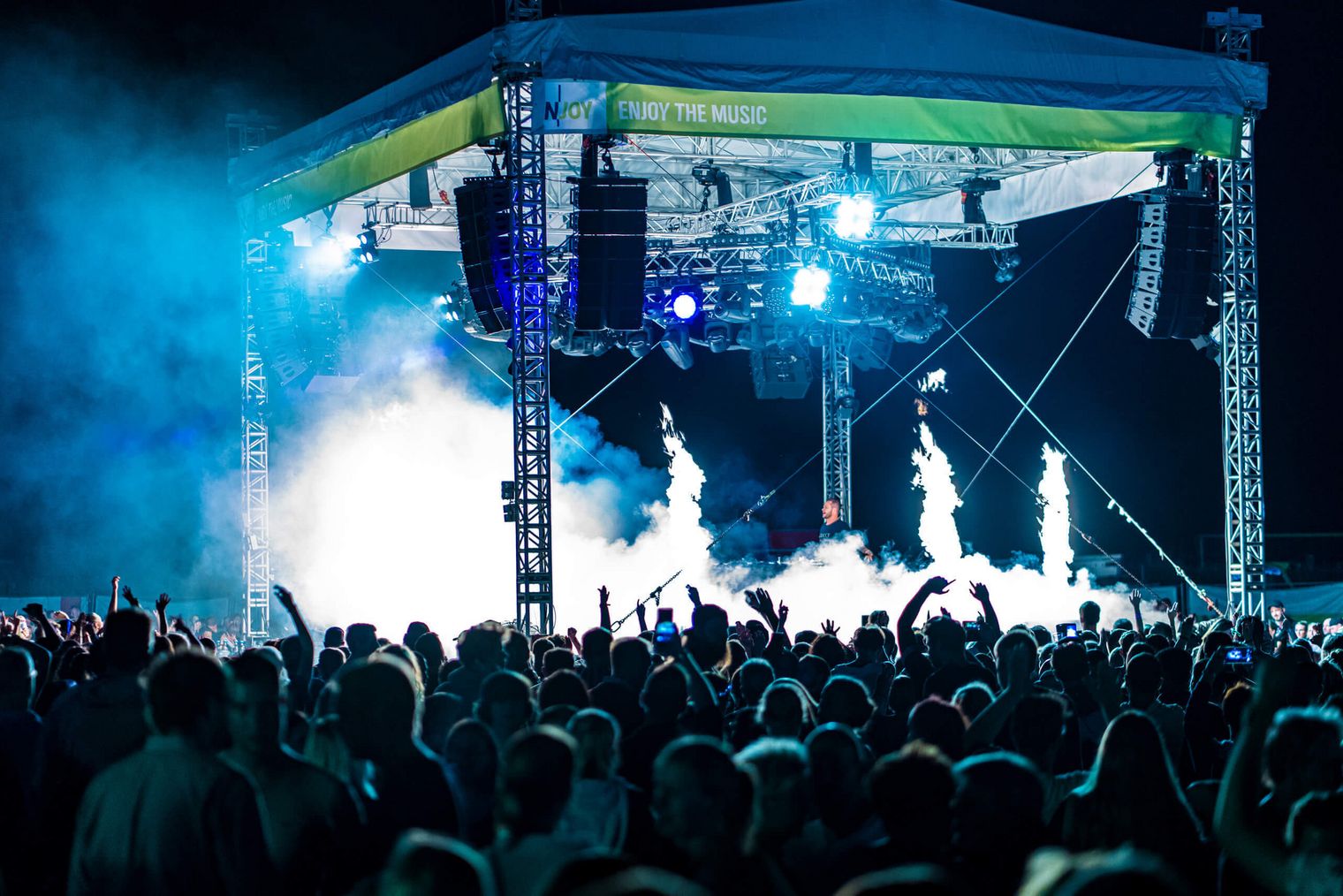 Das Publikum feiert vor der Bühne bei der N-JOY The Beach Open Air-Party auf der Watt-Insel in Büsum.