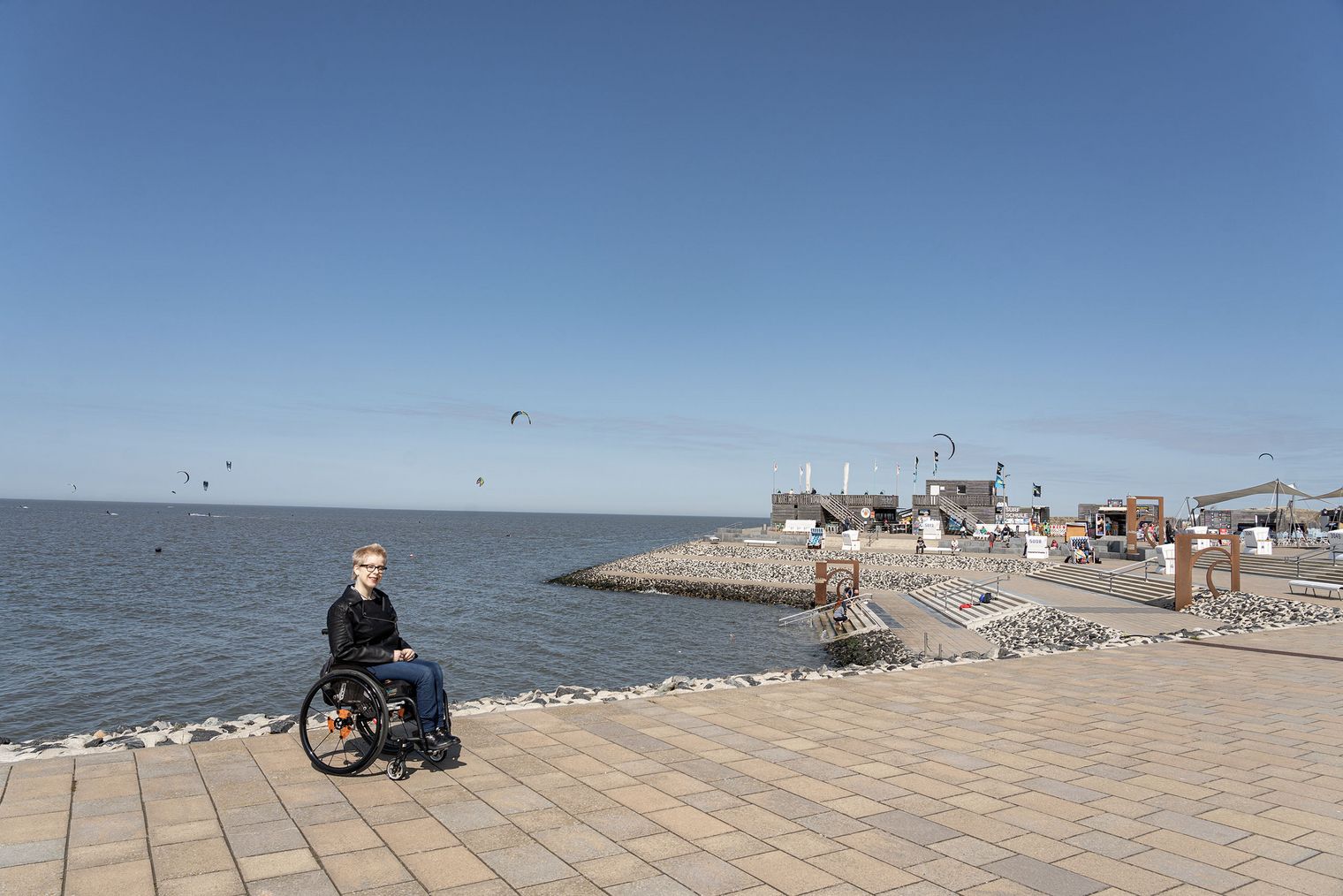 Eine Frau im Rollstuhl auf der Watt'n Insel in Büsum.