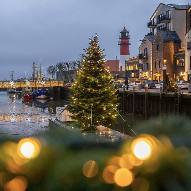 Der Büsumer Museumshafen mit weihnachtlicher Beleuchtung.