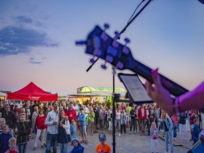 Das Büsumer Sommer Open Air auf der Watt-Tribüne.