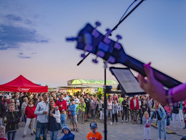 Das Büsumer Sommer Open Air auf der Watt-Tribüne.