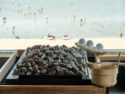 Buesum-Meerzeit-Sauna-Eis Eis und ein Eimer stehen bereit für einen Aufguss in der Meerzeit Büsum.