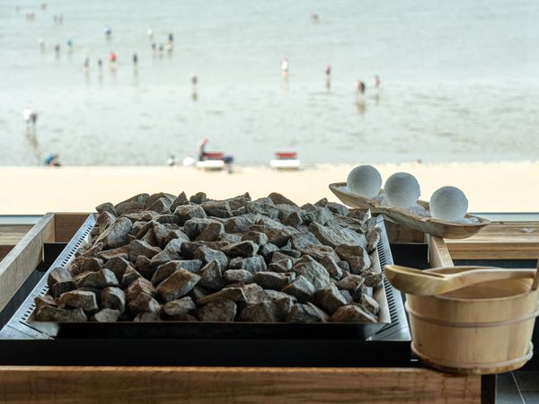 Eis und ein Eimer stehen bereit für einen Aufguss in der Meerzeit Büsum.