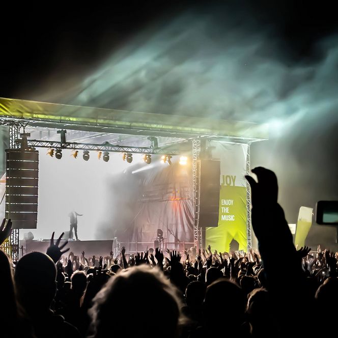 Das Publikum jubelt vor der Bühne bei der N-JOY The Beach Open Air-Party in der Büsumer Familienlagune Perlebucht.