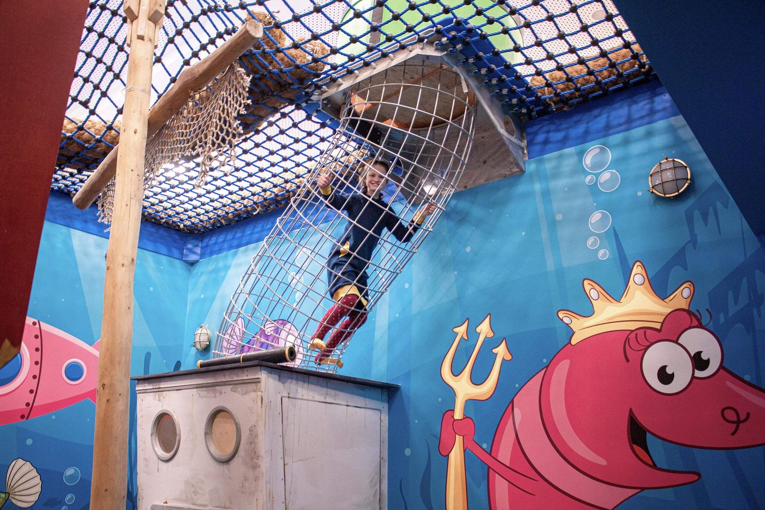 Ein Mädchen auf dem Klettergerüst in die "Unterwasserwelt" in Neeles Spielehafen im Büsumer Watt'n Hus.