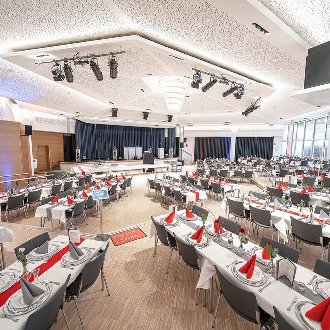 Der große Saal mit festlicher Bestuhlung im 2. Obergeschoss des Büsumer Watt'n Hus.