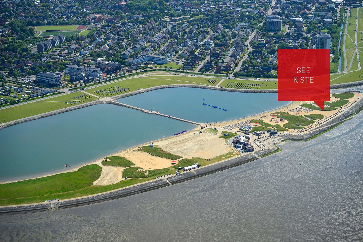 Ein Luftbild der Familienlagune in Büsum. Auf ihr sind die Schlafstrandkörbe auf der Watt'n Insel verortet.