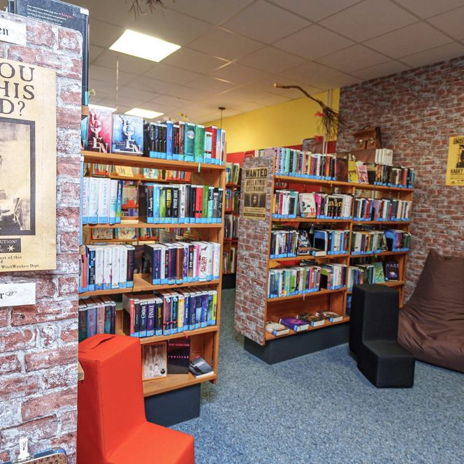 Bücherregale und Sitzgelegenheiten in der Bücherei in Büsum.