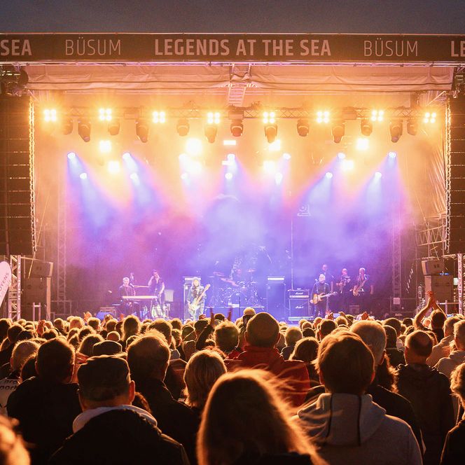 Suzi Quatro beim Open Air Event Legends at the Sea 2024 auf der Watt-Tribüne in Büsum.