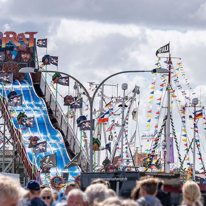 An den Büsumer Kutterregattatagen sind auf der belebten Hafenmeile verschiedene Stände und Attraktionen aufgebaut.