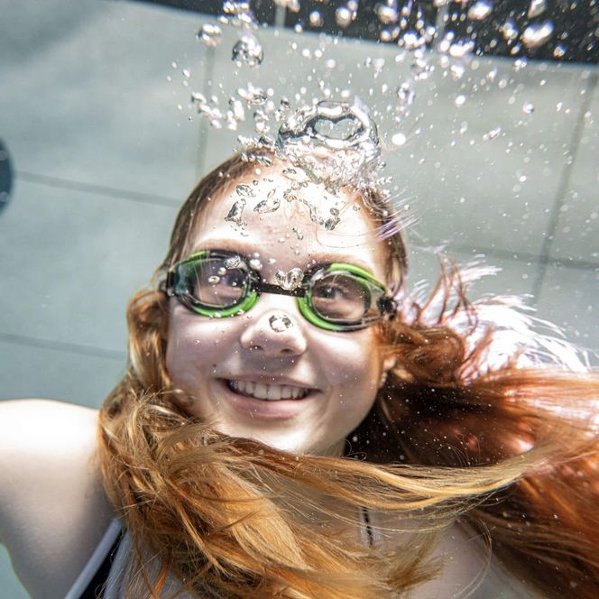 Ein Mädchen mit Taucherbrille unter Wasser in der Meerzeit Büsum.