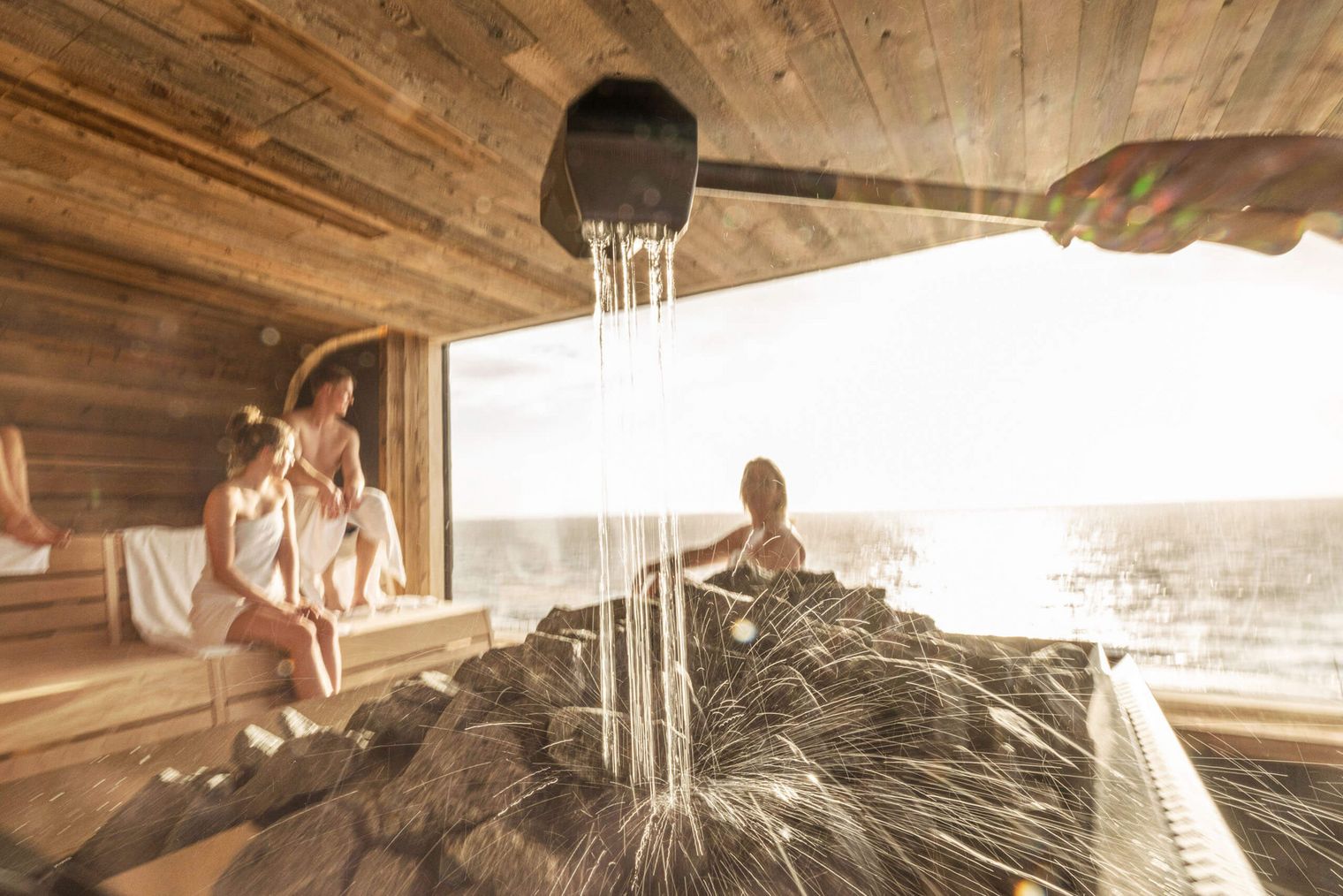 Ein Aufguss in der Panoramasauna der Meerzeit Büsum.