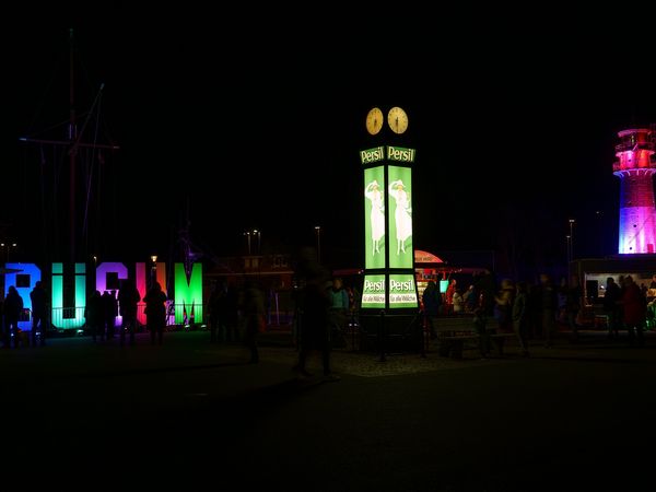 Beliebte Fotomotive während der Lichterwochenenden am Ankerplatz: Büsum-Schiftzug, Persiluhr und Leuchtturm.