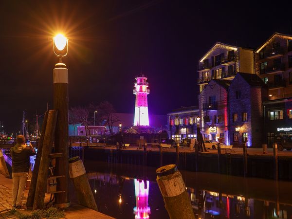 Der Museumshafen und Leuchtturm strahlen bei den Lichterwochenenden in Büsum.