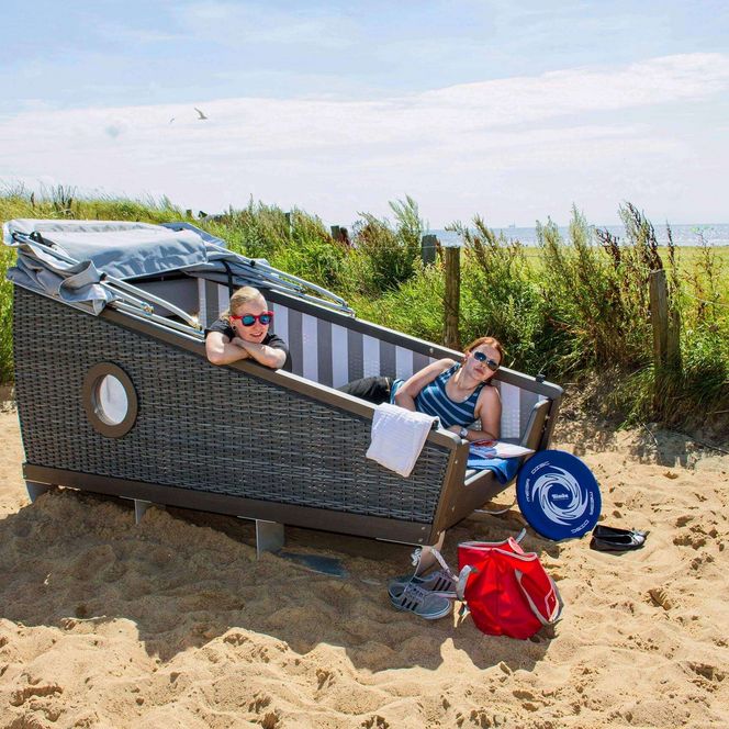 Zwei Frauen entspannen im Büsumer Schlafstrandkorb auf der Watt'n Insel.