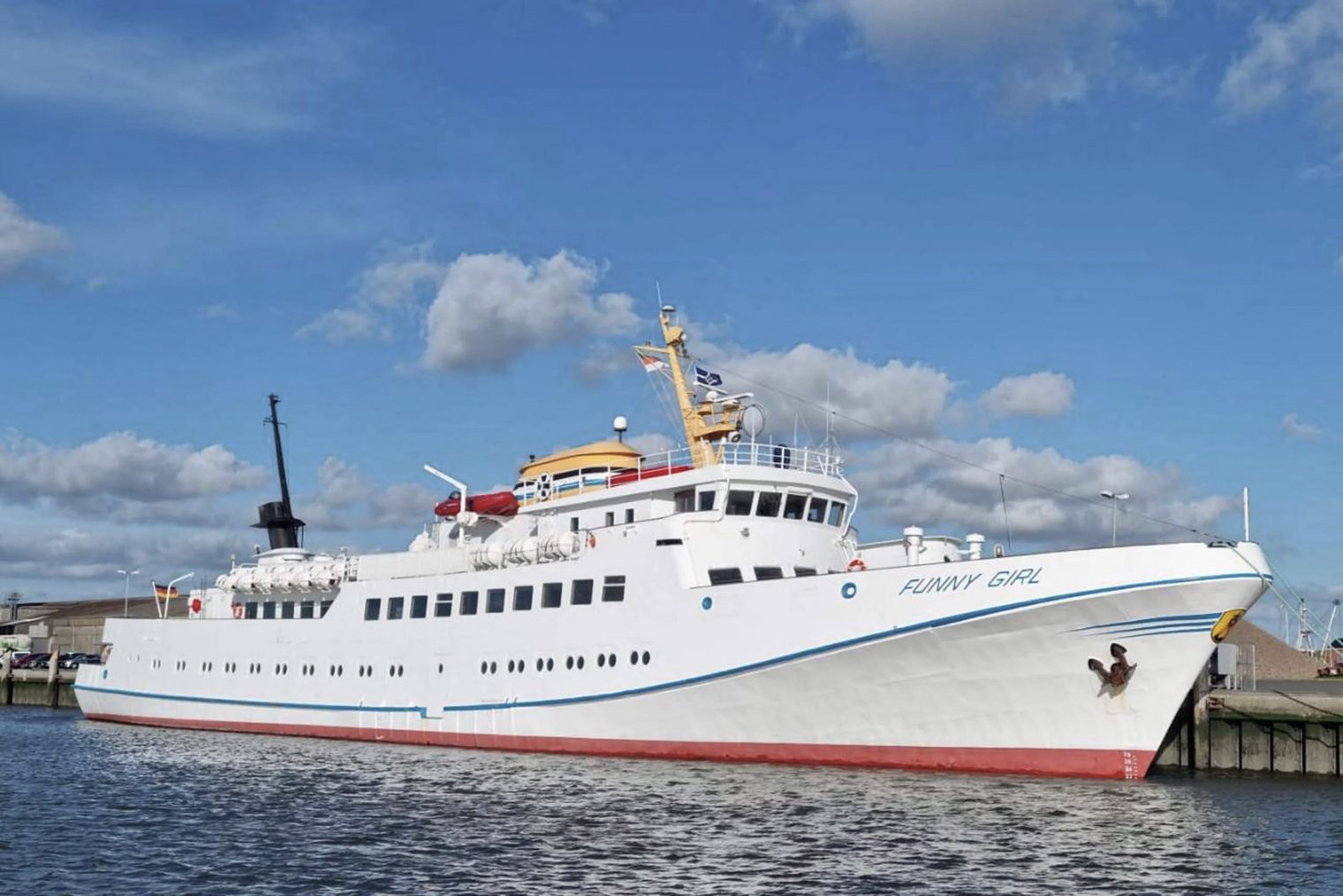 Ein Schiff liegt im Hafen.