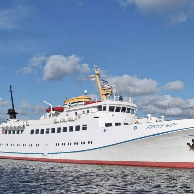Ein Schiff liett im Hafen.