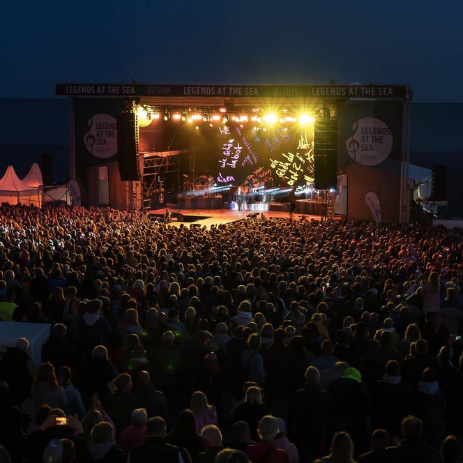 Sie Open Air Veranstaltung Legends at the Sea 2023 mit Sängerin Sarah Connor auf dem Büsumer Deich.