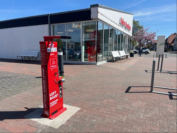 : An vier Radreparaturstationen vor dem Deichaufgang 5 und 12, am Gesundheitszentrum und in der Alleestraße in der Nähe vom Brunnenplatz können die Räder in Büsum wieder fit gemacht werden.
